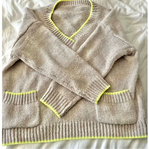 V-Neck Beige Pullover Knit Sweater Yellow Contrast Trim - Picture 12 of 12